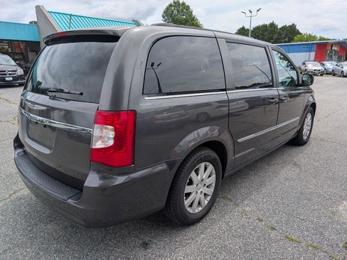 Used 2015 Chrysler Town & Country Touring FWD image 8