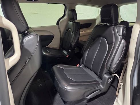 Used 2023 Chrysler Pacifica Touring-L image 11