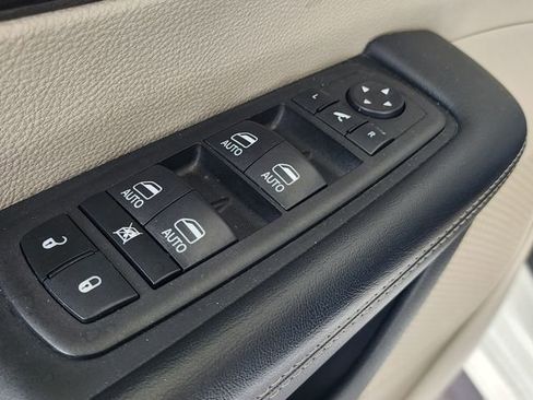Used 2023 Chrysler Pacifica Limited FWD image 15