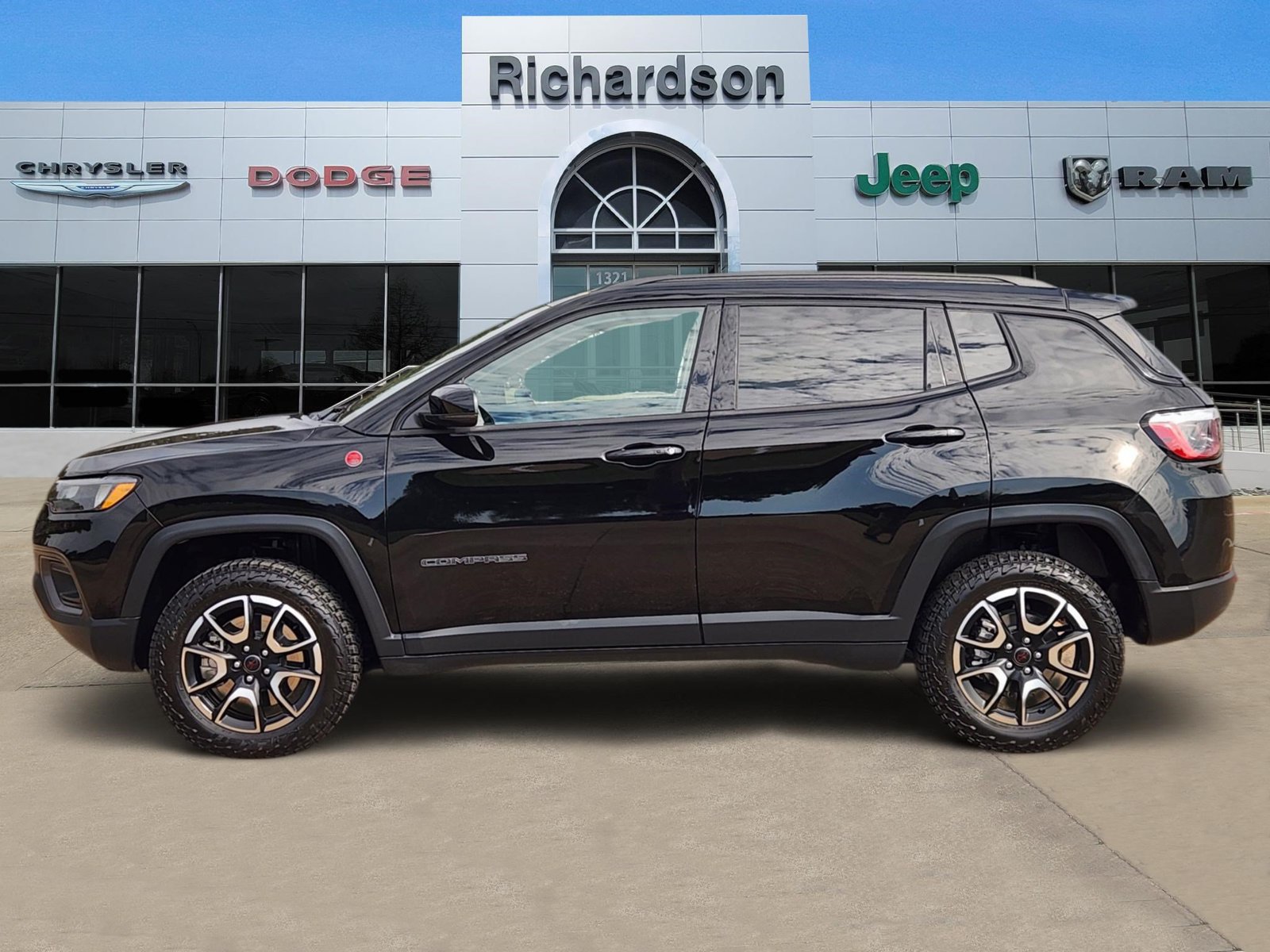 Used 2025 Jeep Compass Trailhawk AWD/4WD image 3
