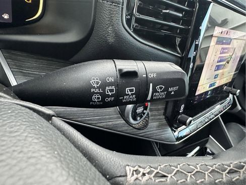 Used 2024 Jeep Wagoneer Series II w/ Flexible Seating Group image 21