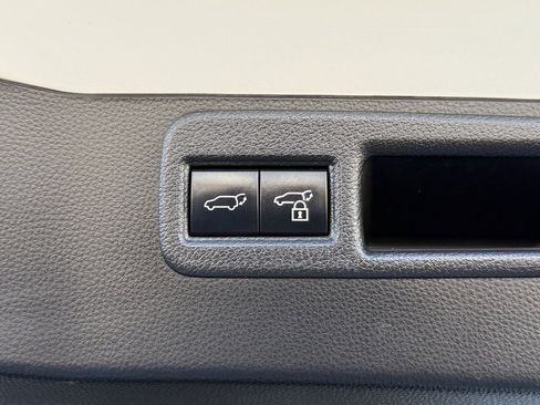 Certified 2021 Toyota Venza LE w/ Carpet Mat Package (TMS) image 16