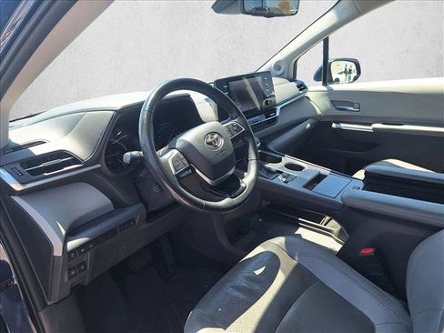 Used 2021 Toyota Sienna Limited FWD image 9