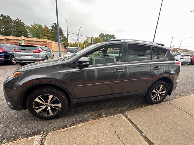 Used 2017 Toyota RAV4 XLE AWD/4WD image 4