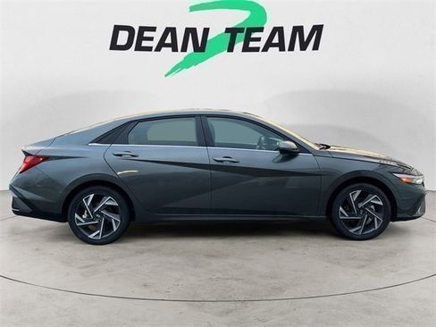 Used 2025 Hyundai Elantra Limited image 9