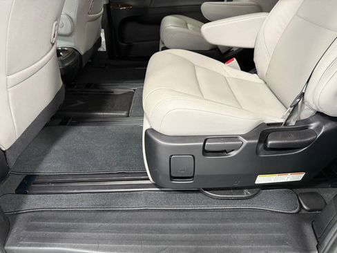 Used 2020 Toyota Sienna Limited Premium image 21