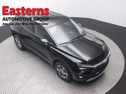 Used 2025 Chevrolet Blazer LT FWD image 3