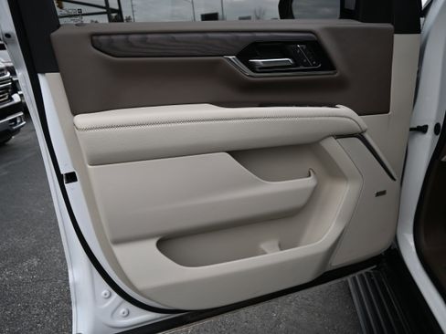 Used 2025 GMC Yukon Denali w/ Sun & Power Step Package image 17