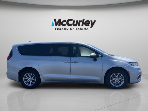 Used 2023 Chrysler Pacifica Touring-L FWD image 7
