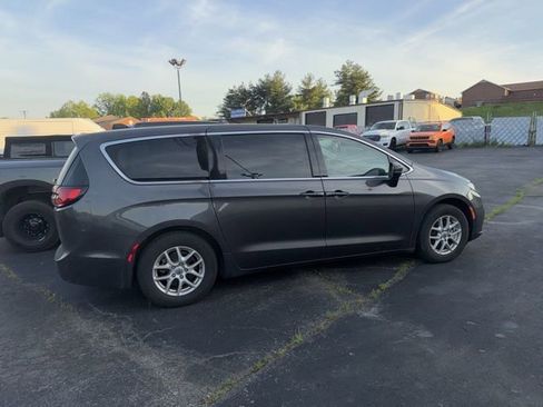 Used 2023 Chrysler Pacifica Touring-L FWD image 3