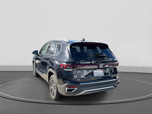 Certified 2025 Volkswagen Taos SE w/ Panoramic Sunroof Package image 3