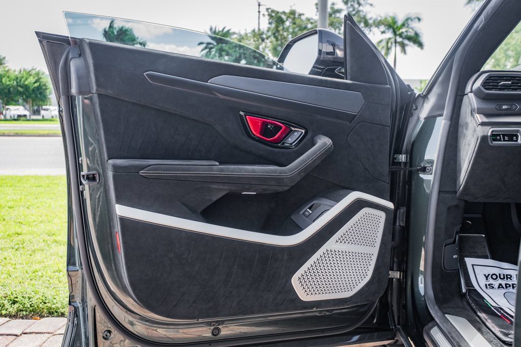 Used 2024 Lamborghini Urus Performante AWD/4WD image 25