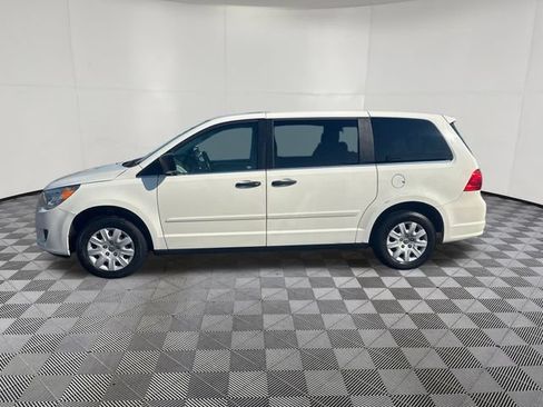Used 2009 Volkswagen Routan S FWD image 2