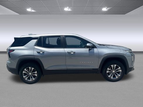 Used 2025 Chevrolet Equinox LT FWD image 2