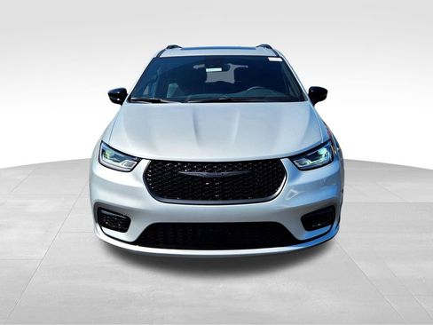 New 2026 Chrysler Pacifica Limited w/ Uconnect Theater Family Group image 2