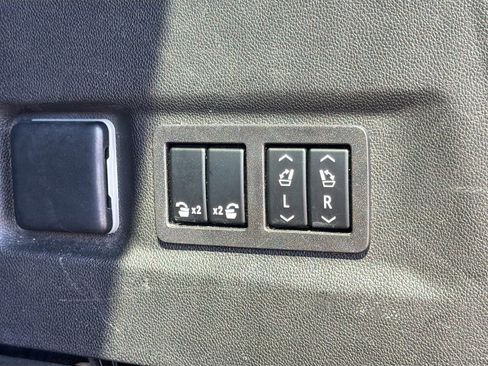 Used 2023 Chevrolet Suburban Premier image 12