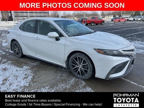 Used 2023 Toyota Camry SE image 3