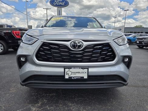 Used 2025 Toyota Highlander LE FWD image 43