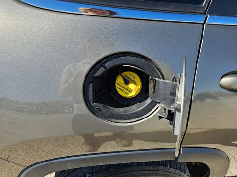 Used 2018 Jeep Cherokee Limited image 14