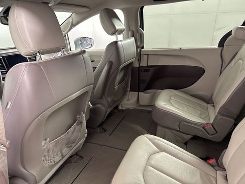 Used 2017 Chrysler Pacifica Touring-L w/ Tire & Wheel Group FWD image 21