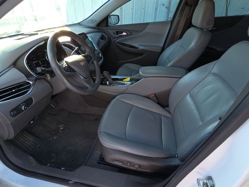 Used 2017 Chevrolet Malibu LT w/ Leather Package image 8