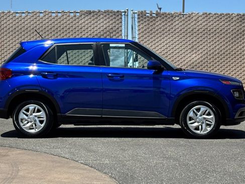 Used 2024 Hyundai Venue SE FWD image 3