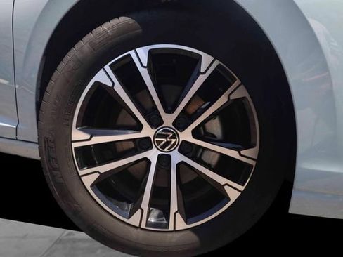 Used 2025 Volkswagen Jetta Sport FWD image 3