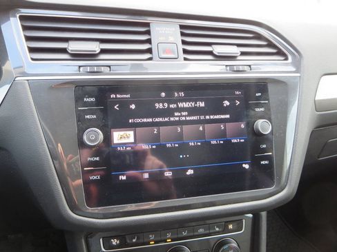 Used 2020 Volkswagen Tiguan SE w/ Panoramic Sunroof Package AWD/4WD image 34