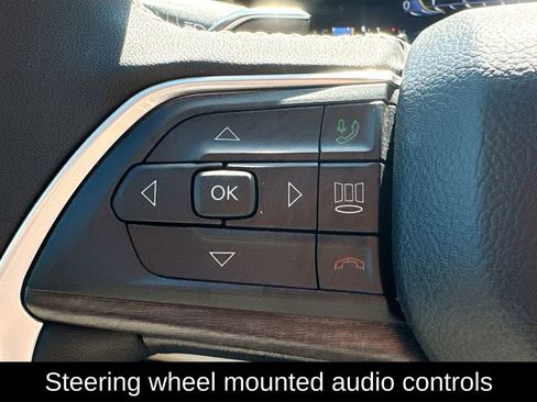 Used 2025 Jeep Grand Cherokee Limited AWD/4WD image 10
