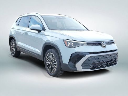 New 2026 Volkswagen Taos SE FWD image 2