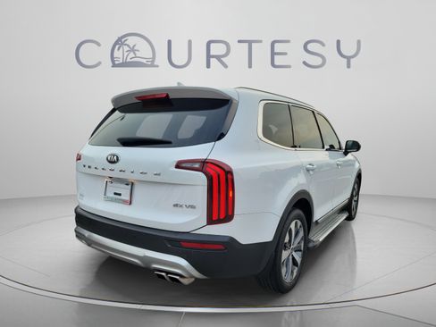 Used 2020 Kia Telluride EX w/ EX Premium Package FWD image 3