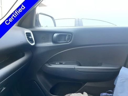 Used 2023 Hyundai Venue Limited FWD image 5