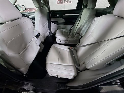 Certified 2019 Toyota Highlander XLE image 29