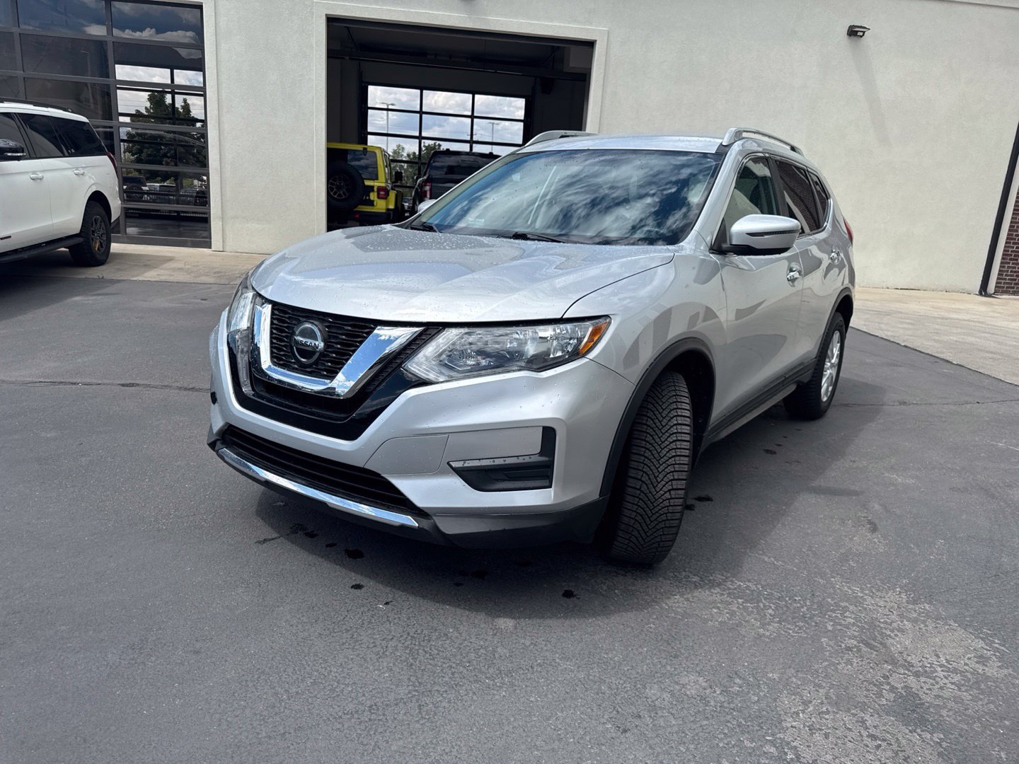 Used 2018 Nissan Rogue SV AWD/4WD image 4