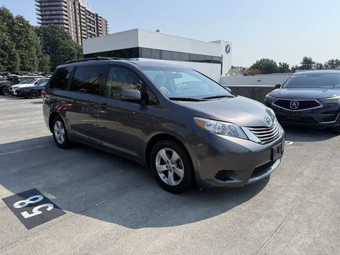 Used 2015 Toyota Sienna LE FWD image 2
