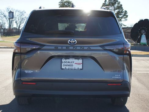 Used 2024 Toyota Sienna XLE image 3