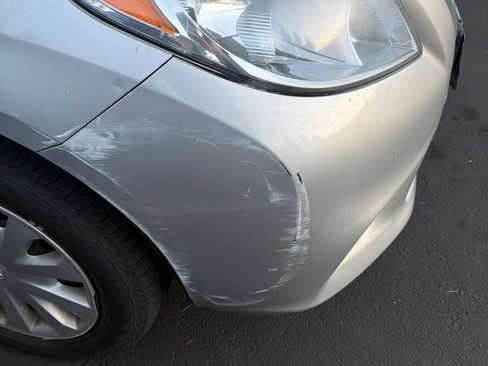 Used 2012 Nissan Versa SV FWD image 4