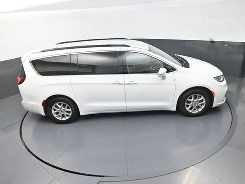 Used 2022 Chrysler Pacifica Touring-L FWD image 18