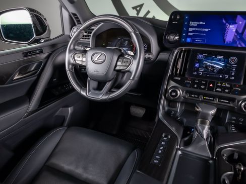 Used 2025 Lexus LX 600 4WD w/ Appearance Package image 7