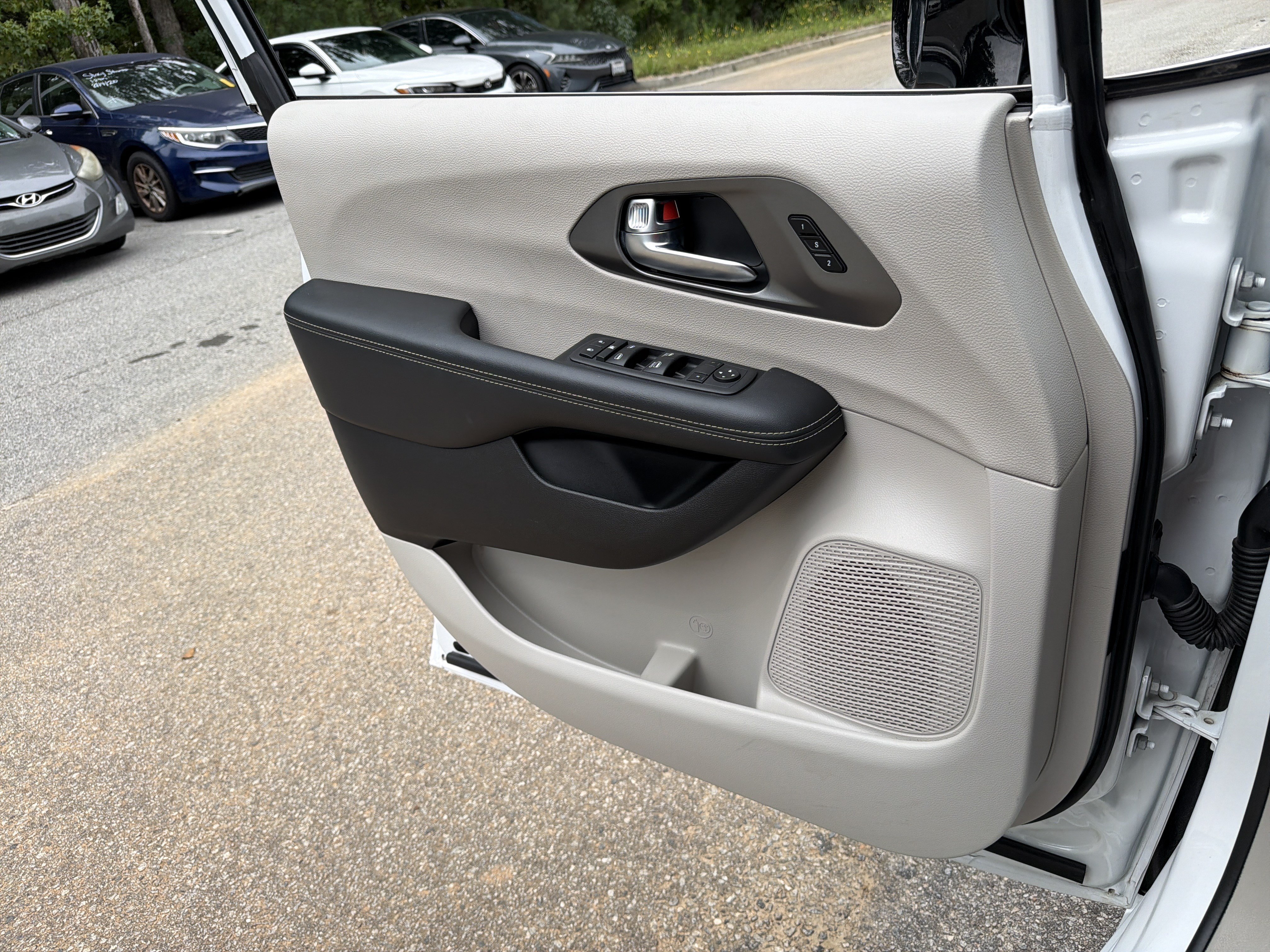 Used 2024 Chrysler Pacifica Touring-L FWD image 14