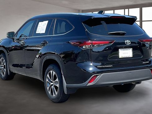 Used 2024 Toyota Highlander XLE AWD/4WD image 4