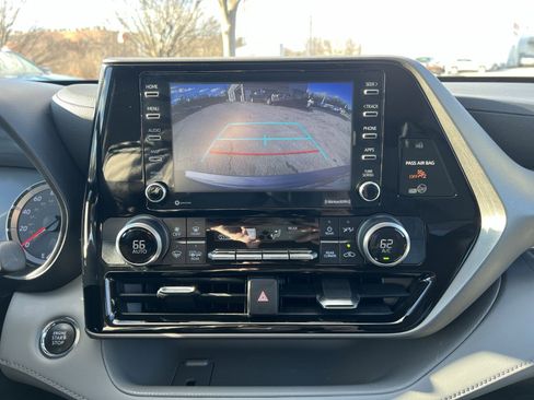 Used 2022 Toyota Highlander L image 19