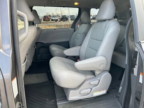 Used 2017 Toyota Sienna XLE Premium image 17