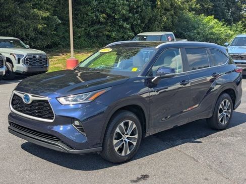 Used 2023 Toyota Highlander XLE FWD image 3