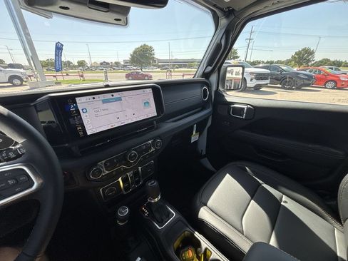 New 2025 Jeep Wrangler Unlimited Sahara AWD/4WD image 21