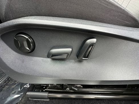 Used 2023 Volkswagen Tiguan SE R-Line image 10