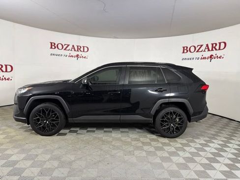 Used 2020 Toyota RAV4 LE FWD image 5