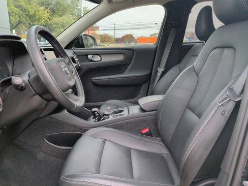 Used 2025 Volvo XC40 B5 Core image 17