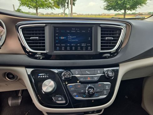 Used 2018 Chrysler Pacifica Touring-L FWD image 25