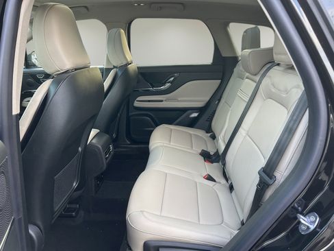 Used 2025 Lincoln Corsair Reserve image 16